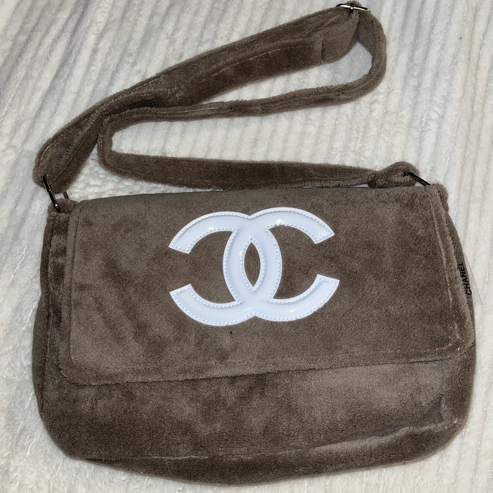 Chanel precision VIP GWP Terry cloth
Brown w/White logo crossbody
Shoulder Bag - Picture 2 of 9